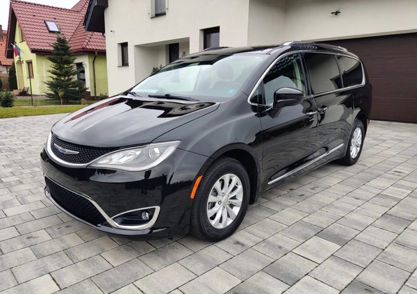 Chrysler Pacifica cena 114000 przebieg: 114000, rok produkcji 2019 z Lubin małe 172
